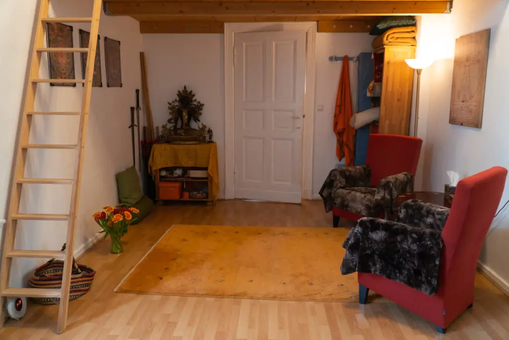 Körperpsychotherapie-Sitzung – energetische Körperarbeit in der Praxis Berlin-Wedding