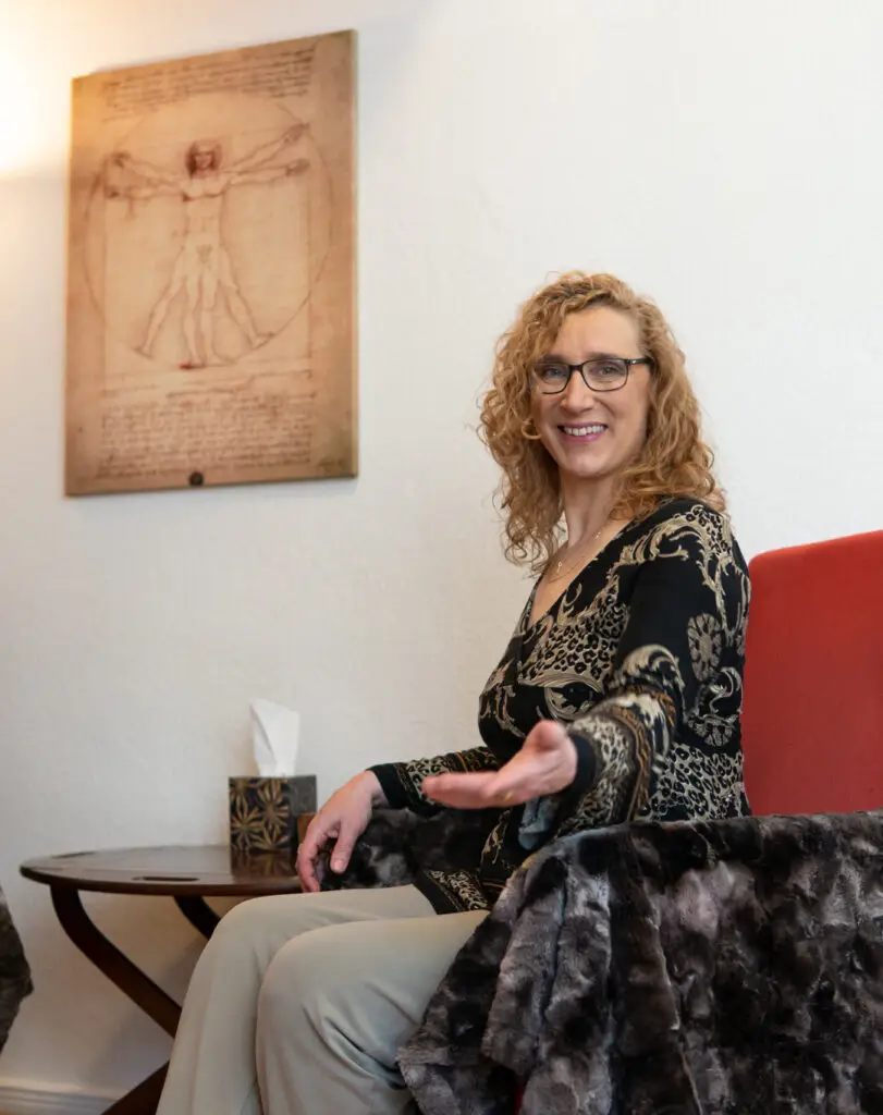 Sabina Obermeyer im Therapieraum ihrer Praxis für Körperpsychotherapie, Berlin-Wedding