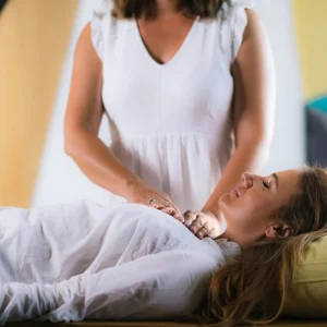 Leistungen und Körperpsychotherapie-Sitzung – energetische Körperarbeit in der Praxis Berlin-Mitte
